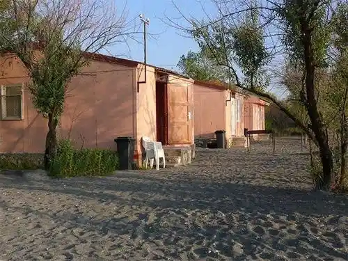 Տնակներ Սևանի ափին